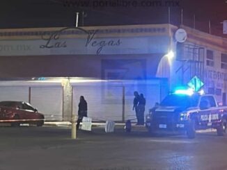 Ejecutan a un hombre dentro de un vehículo en plaza comercial