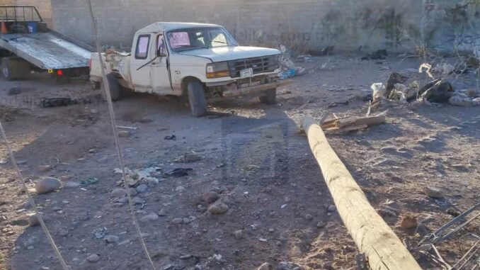 pickup-se-impacta-contra-postes-y-es-abandonada-en-terreno-baldio.jpeg Pickup se impacta contra postes y es abandonada en terreno baldío