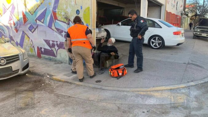 adulto-mayor-sufre-caida-y-es-trasladado-a-un-hospital.jpeg Adulto mayor sufre caída y es trasladado a un hospital