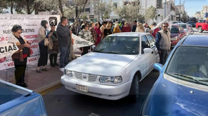 protestan-pensionados-y-jubilados-de-pensiones-civiles-del-estado.jpeg Protestan pensionados y jubilados de Pensiones Civiles del Estado