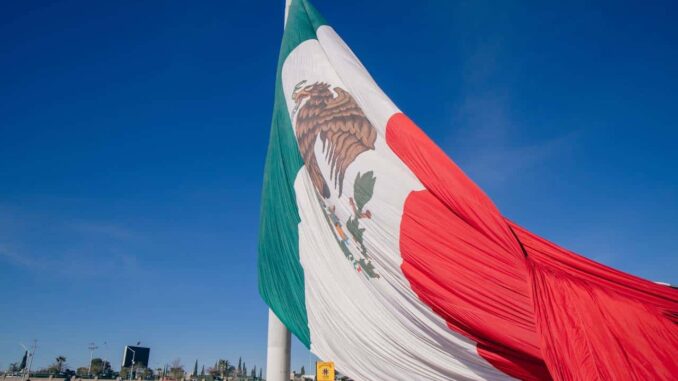 asiste-alcalde-a-izamiento-de-bandera-en-el-palomar-por-24-de-febrero.jpeg Asiste alcalde a izamiento de bandera en El Palomar por 24 de febrero