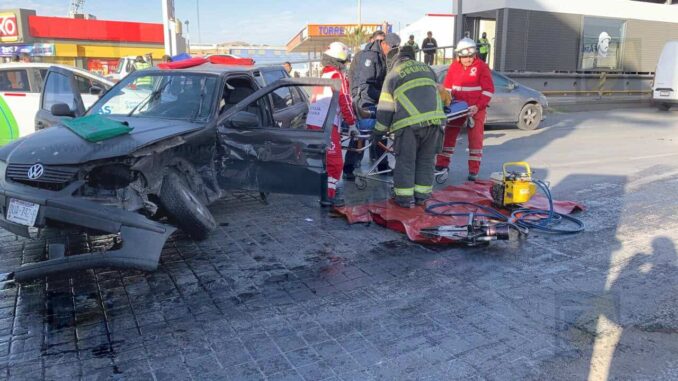 conductora-omite-alto-para-ingresar-a-la-tecnologico-provoca-choque-y-queda-atrapada.jpeg Conductora omite alto para ingresar a la Tecnológico; provoca choque y queda atrapada