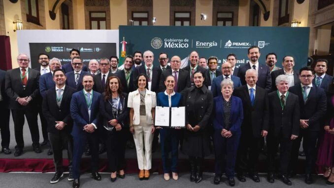 sheinbaum-firma-acuerdo-para-topar-precio-de-la-gasolina-magna-a-24-pesos.jpg Sheinbaum firma acuerdo para topar precio de la gasolina magna a 24 pesos