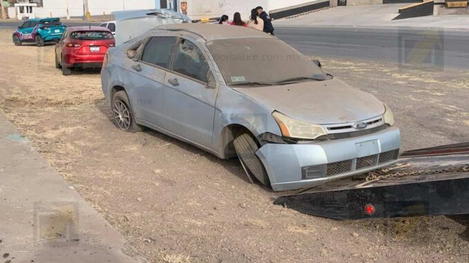 conductora-vuelca-al-pasar-una-curva-en-la-vialidad-los-nogales-y-sosa-vera.jpeg Conductora vuelca al pasar una curva en la vialidad Los Nogales y Sosa Vera