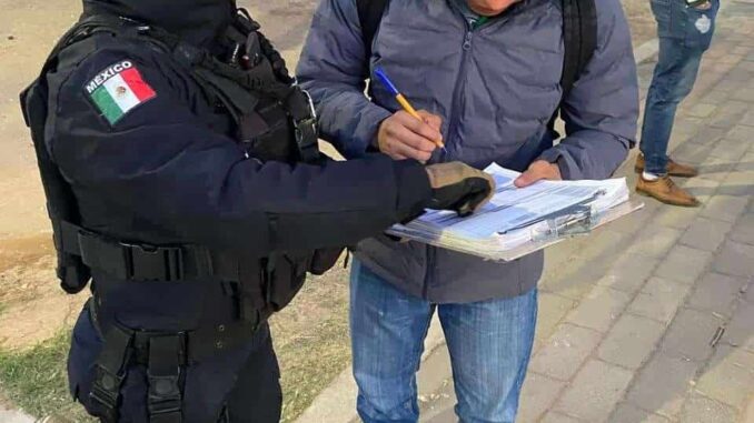 distribuyen-policias-comunitarios-material-para-prevenir-violencia-familiar.jpg Distribuyen policías comunitarios material para prevenir violencia familiar