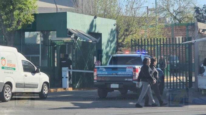 mujer-sufre-crisis-nerviosa-en-clinica-33-imss-y-es-trasladada-a-un-hospital.jpeg Mujer sufre crisis nerviosa en clínica 33 IMSS y es trasladada a un hospital