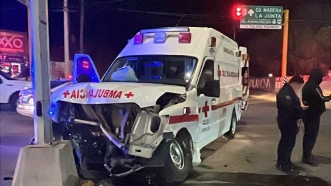 choca-ambulancia-contra-particular-en-cruce-de-cuauhtemoc-tres-lesionados.jpeg Choca ambulancia contra particular en cruce de Cuauhtémoc; tres lesionados