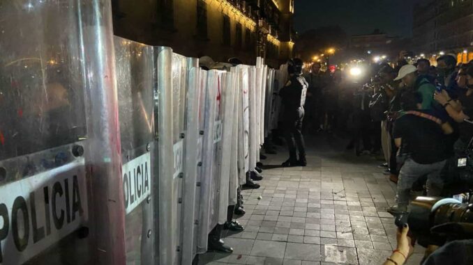 enfrentamiento-entre-policias-y-manifestantes-durante-la-vigilia-en-el-zocalo.jpg Enfrentamiento entre policías y manifestantes durante la vigilia en el Zócalo