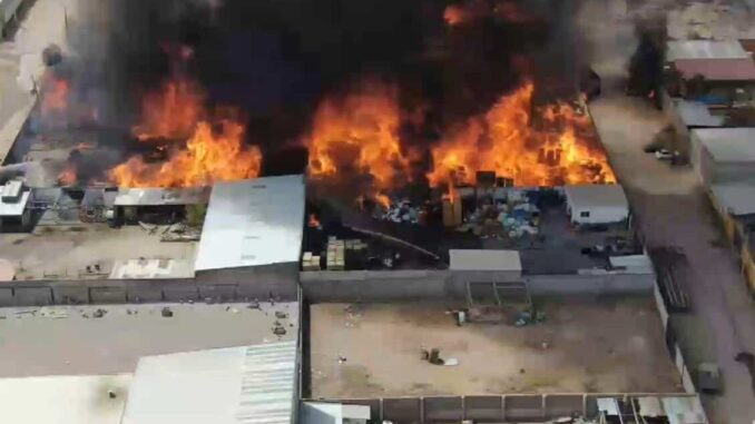 Bomberos apoyados por otras dependencias continúan el combate al incendio