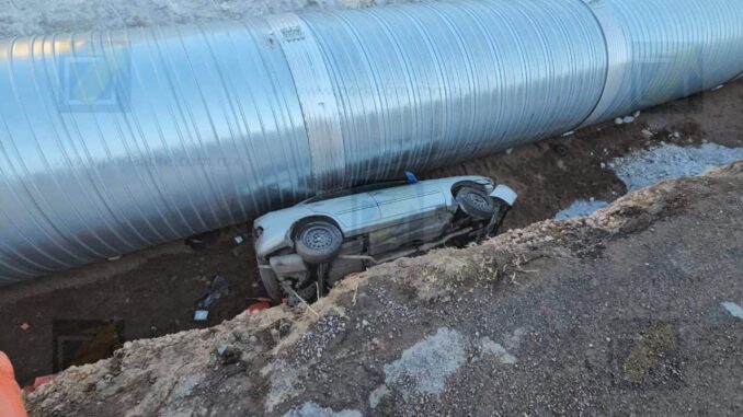 conductora-y-su-hija-caen-en-zanja-de-tuberia-en-carretera-chihuahua-a-juarez.jpeg Conductora y su hija caen en zanja de tubería en carretera Chihuahua a Juárez