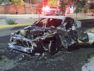 Vehículo se incendia por falla mecánica en la colonia Nuevo Milenio