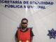 Arrestan a sujeto armado que discutía con su pareja en la vía pública