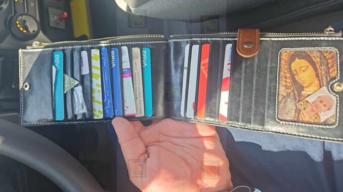 elemento-de-seguridad-privada-devuelve-cartera-extraviada-en-la-via-publica.jpeg Elemento de seguridad privada devuelve cartera extraviada en la vía pública