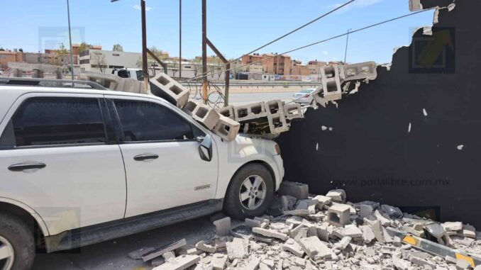 colapsa-barda-en-los-nogales-y-aplasta-dos-vehiculos.jpeg Colapsa barda en Los Nogales y aplasta dos vehículos