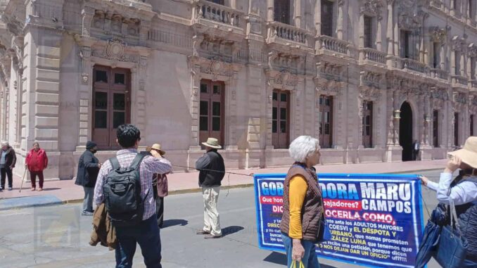 mujer-se-instala-en-plaza-hidalgo-en-protesta-por-un-caso-sin-resolver-desde-hace-una-decada.jpeg Mujer se instala en Plaza Hidalgo en protesta por un caso sin resolver desde hace una década