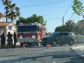 Unidad de bomberos sufre percance en trayecto a un incendio en Los Arquitos