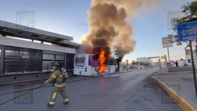 bowi-se-incendia-en-la-avenida-universidad-sin-dejar-personas-heridas.jpeg Bowí se incendia en la avenida Universidad sin dejar personas heridas