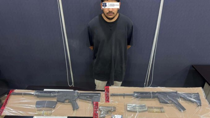 aseguran-policias-estatales-a-sujeto-con-armamento-en-vehiculo-con-placas-sobrepuestas.jpeg Aseguran policías estatales a sujeto con armamento en vehículo con placas sobrepuestas