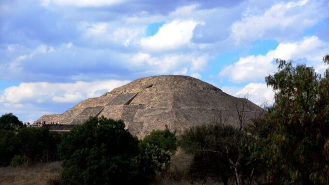 turistas-disfrutan-de-la-piramide-de-la-luna-en-teotihuacan-tras-reapertura.jpg Turistas disfrutan de la Pirámide de la Luna en Teotihuacan tras reapertura
