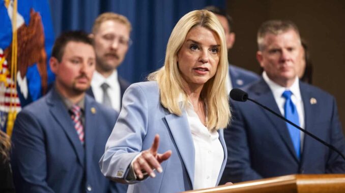 el-gobierno-trump-amenaza-con-penalizar-a-los-santuarios-de-migrantes-en-eeuu.jpg El Gobierno Trump amenaza con penalizar a los santuarios de migrantes en EE.UU.