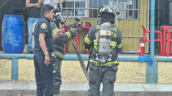 incendio-en-sombrereria-de-plaza-la-villita-moviliza-a-cuerpos-de-emergencia.jpeg Incendio en sombrerería de Plaza La Villita moviliza a cuerpos de emergencia
