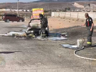Incendio consume un vehículo en la carretera a Cuauhtémoc