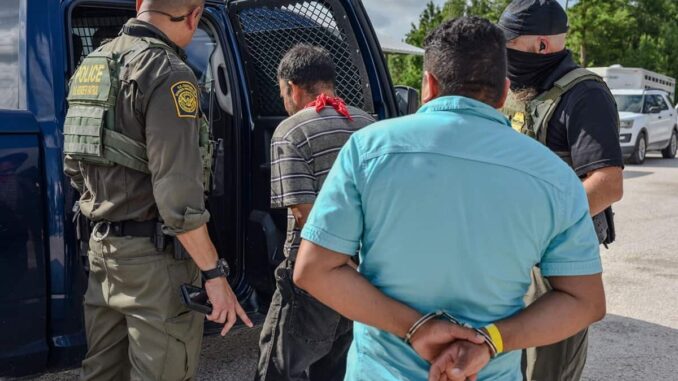 ice-detiene-a-dos-criminales-mexicanos-en-un-hipodromo-de-luisiana.jpg ICE detiene a dos «criminales» mexicanos en un hipódromo de Luisiana