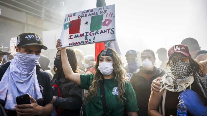 que-verguenza-grito-unisono-de-manifestantes-en-los-angeles-por-redadas-migratorias.jpg “Qué vergüenza”, grito unísono de manifestantes en Los Ángeles por redadas migratorias