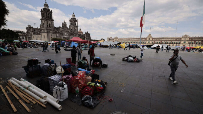 cnte-comienza-retiro-del-planton-en-el-zocalo-capitalino.jpg CNTE comienza retiro del plantón en el Zócalo capitalino