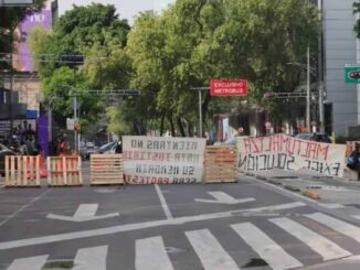 Se cumplen dos días del bloqueo de normalistas entre Reforma e Insurgentes