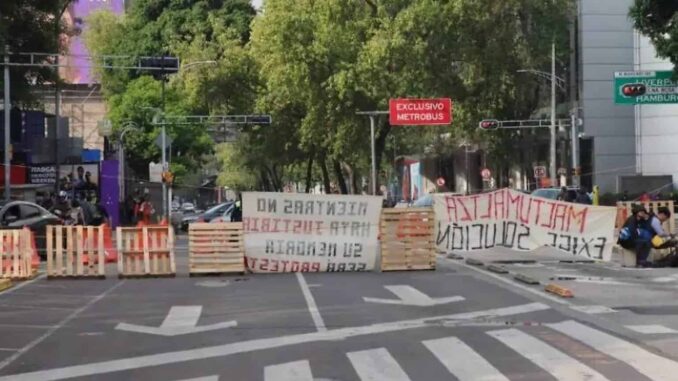 se-cumplen-dos-dias-del-bloqueo-de-normalistas-entre-reforma-e-insurgentes.jpg Se cumplen dos días del bloqueo de normalistas entre Reforma e Insurgentes