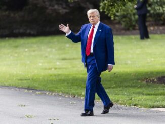 Trump carga nuevamente contra Powell y lo llama «tonto» por mantener los tipos de interés