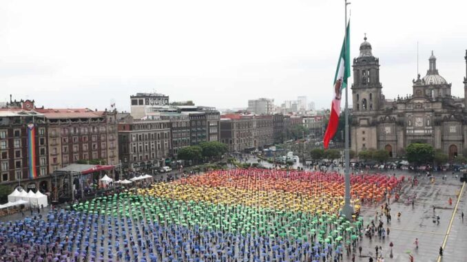 celebran-el-orgullo-lgbt-en-la-cdmx-con-una-bandera-gigante-en-el-zocalo.jpg Celebran el orgullo LGBT en la CDMX con una bandera gigante en el Zócalo