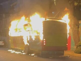 Incendian camión con 5 cuerpos en Acapulco y matan a hombre en Chilpancingo
