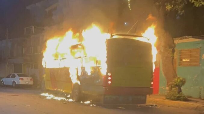 incendian-camion-con-5-cuerpos-en-acapulco-y-matan-a-hombre-en-chilpancingo.jpg Incendian camión con 5 cuerpos en Acapulco y matan a hombre en Chilpancingo