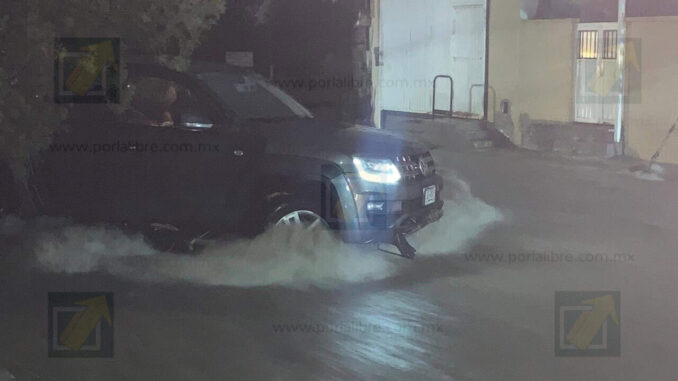 corriente-arrastra-pick-up-en-la-calle-26-ocupantes-fueron-rescatados.jpeg Corriente arrastra pick up en la calle 26; ocupantes fueron rescatados