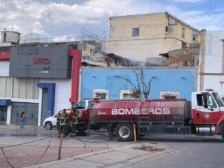 Evalúan daños por colapso en casa tras incendio