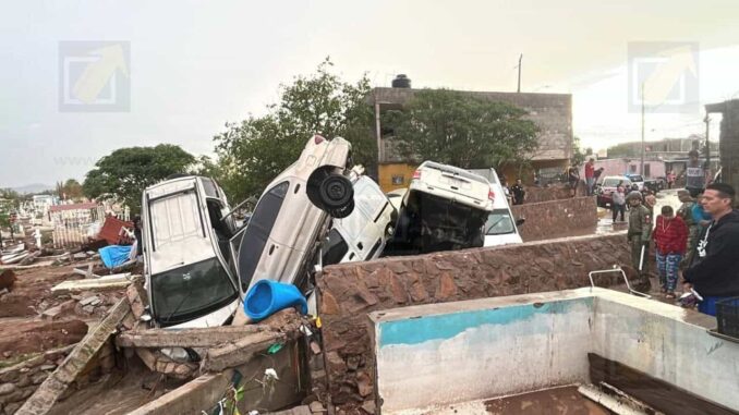 autos-y-tumbas-arrastrados-por-corriente-en-panteon-municipal-de-el-porvenir-tras-fuerte-lluvia.jpeg Autos y tumbas arrastrados por corriente en panteón municipal de El Porvenir tras fuerte lluvia