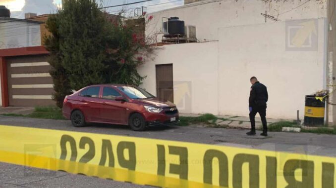 detienen-a-hombre-tras-persecucion-en-techos-aseguran-auto-robado-y-arma.jpeg Detienen a hombre tras persecución en techos; aseguran auto robado y arma