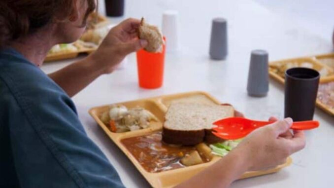 migrantes-detenidos-por-ice-se-quejan-de-hambre-y-comida-en-mal-estado.jpg Migrantes detenidos por ICE se quejan de hambre y comida en mal estado