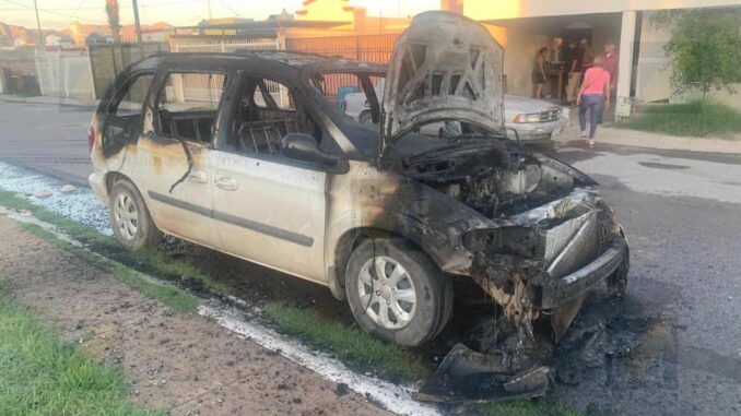 se-incendia-camioneta-frente-a-parque-en-villas-del-rey.jpeg Se incendia camioneta frente a parque en Villas del Rey