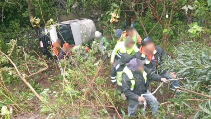 cae-vagoneta-con-18-personas-a-barranco-en-la-alvaro-obregon-cdmx.jpg Cae vagoneta con 18 personas a barranco en la Álvaro Obregón, CDMX