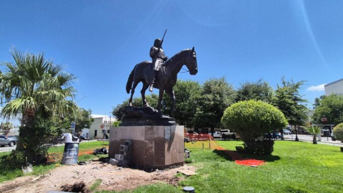 traslada-municipio-estatua-del-indio-victorio-a-la-plaza-tierra-de-encuentro.jpeg Traslada municipio estatua del Indio Victorio a la Plaza Tierra de Encuentro