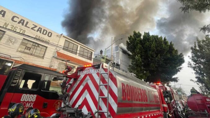 fuerte-incendio-en-una-bodega-de-la-colonia-morelos-cdmx.jpg Fuerte incendio en una bodega de la colonia Morelos, CDMX
