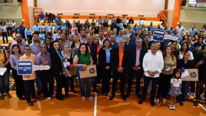 entregan-premios-del-sorteo-por-dia-del-magisterio-2025.jpeg Entregan premios del sorteo por Día del Magisterio 2025