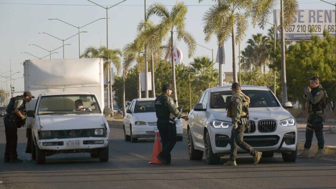 Detienen a nueve personas y decomisan arsenal en Sinaloa