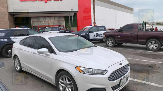 detienen-a-pareja-con-vehiculo-robado-fue-rastreado-y-localizado-en-centro-comercial.jpeg Detienen a pareja con vehículo robado; fue rastreado y localizado en centro comercial