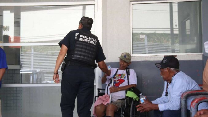 reparten-agua-fria-en-exteriores-de-hospitales-durante-la-ola-de-calor.jpeg Reparten agua fría en exteriores de hospitales durante la ola de calor