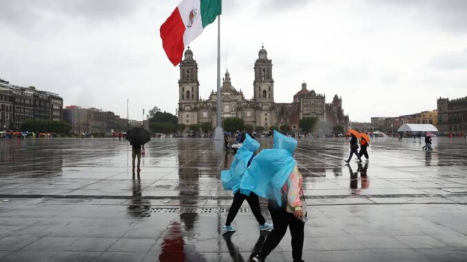 el-zocalo-de-ciudad-de-mexico-registro-el-domingo-la-lluvia-mas-intensa-desde-1952.jpg El Zócalo de Ciudad de México registró el domingo la lluvia más intensa desde 1952