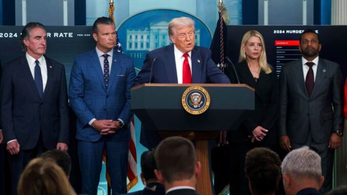 trump-pone-a-la-policia-de-washington-bajo-control-federal-y-activa-la-guardia-nacional.jpg Trump pone a la Policía de Washington bajo control federal y activa la Guardia Nacional